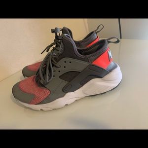 Nike pink and grey huaraches